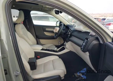 2024 Volvo Xc40 B5 Plus Dark Theme z USA, uszkodzony, nr VIN YV4L12UL2R2261624